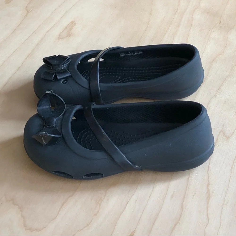 CROCS Black Bow Mary Jane Flats Kids Size 11C casual Water Resistant.